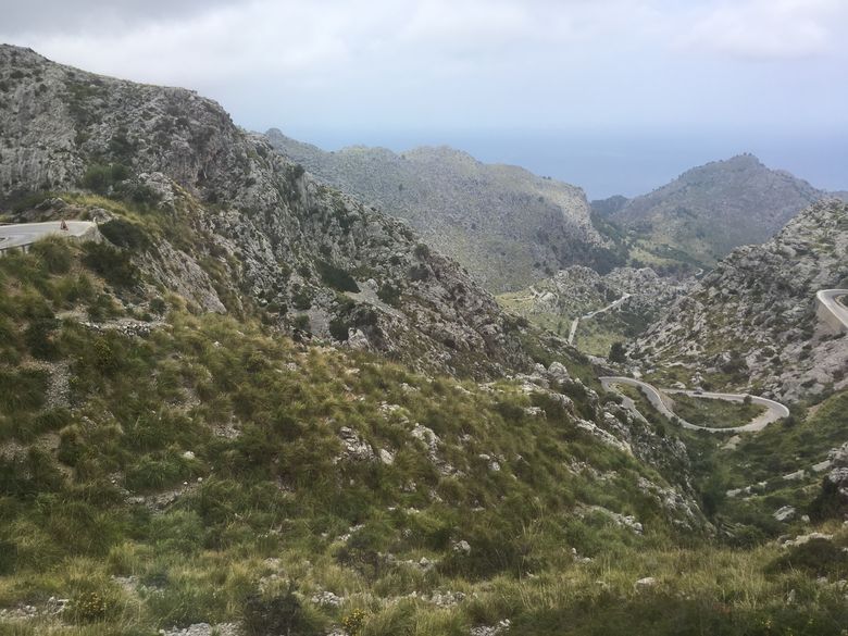 Kronkelende bergweg in de Serra de Tramuntana met uitzicht op zee