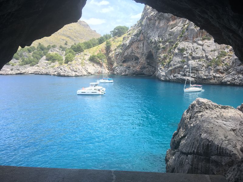 Sa Calobra baai op Mallorca: turquoise water en rotsen vanuit een grot