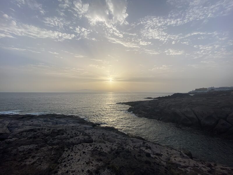 Zonsondergang op de rotskust van Tenerife — eigen foto Kiespret