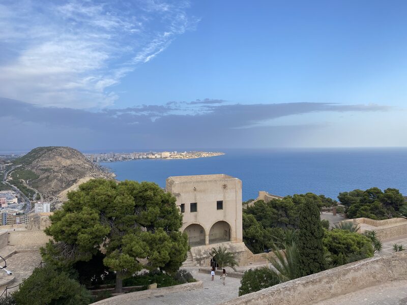 Uitzicht vanaf Castillo de Santa Bárbara over de kust van Alicante, Spanje