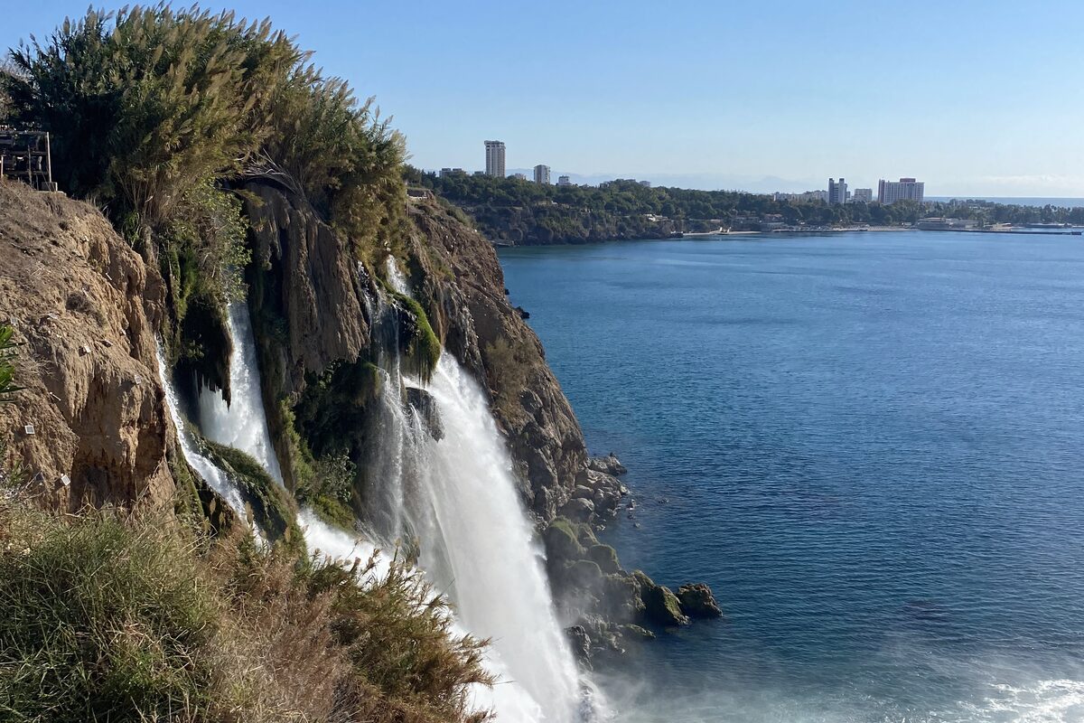 Düden-watervallen bij Antalya — waterval die direct in de Middellandse Zee stort