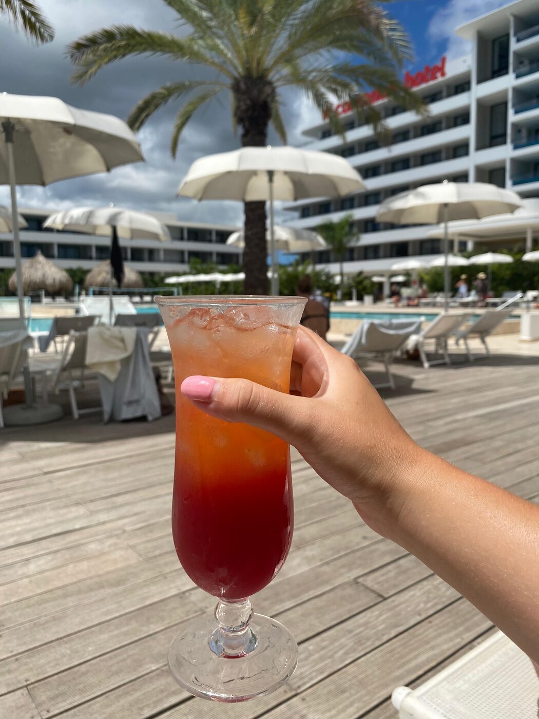 Cocktail bij het zwembad van het Corendon Mangrove Beach Resort op Curaçao