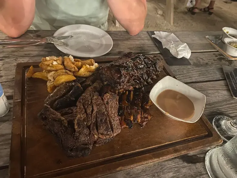 Vleesplank in een à-la-carte-restaurant van het resort