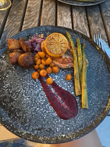Zalmgerecht in een à-la-carte-restaurant van het resort