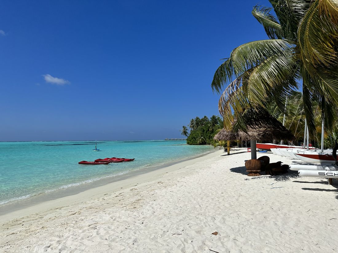 Wit strand met turquoise lagune en palmen op Villa Park Sun Island, Malediven