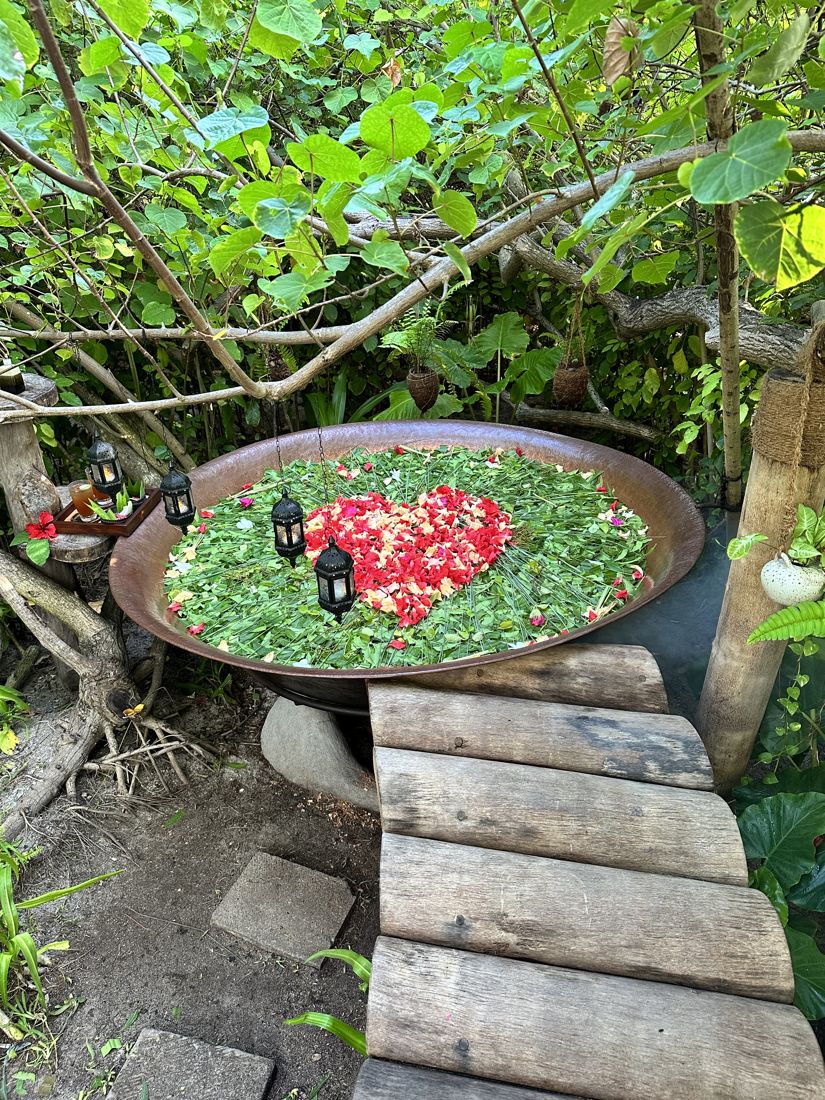 Buitendouche en wastafel met bloemen bij onze Sun Villa op Sun Island