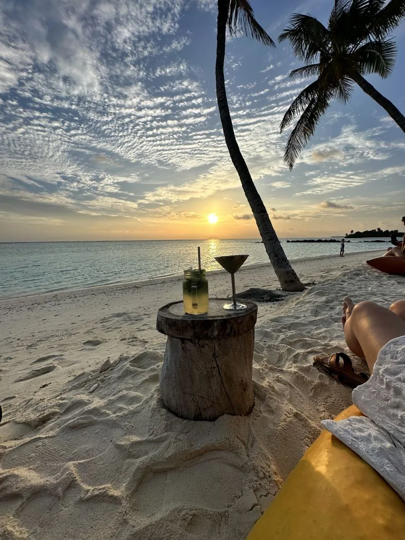 Zonsondergang aan het strand met een lantaarn op Sun Island