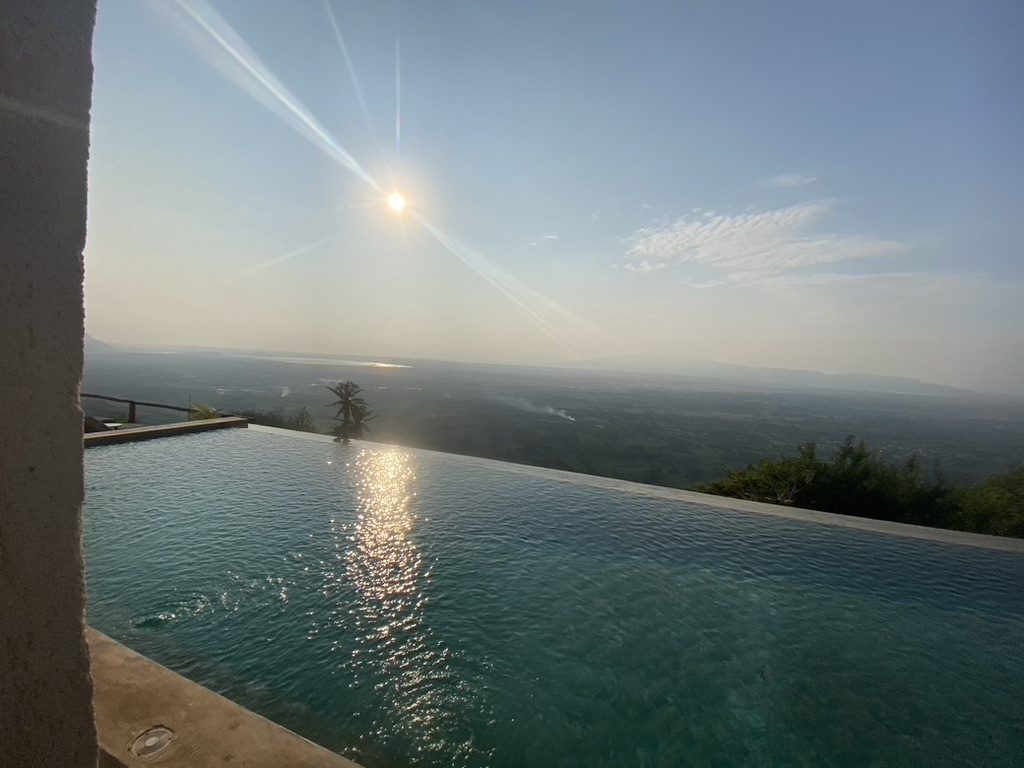 Infinity pool van de lodge met uitzicht over de vlaktes bij Lake Manyara bij zonsondergang