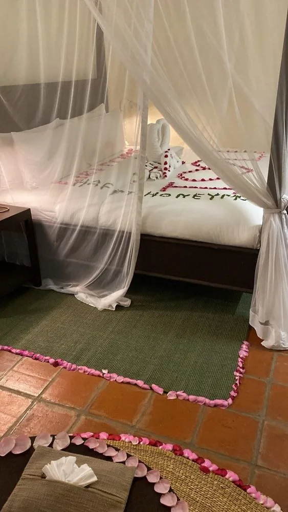 Hotelkamer op Zanzibar romantisch versierd met rozenblaadjes en Happy Honeymoon